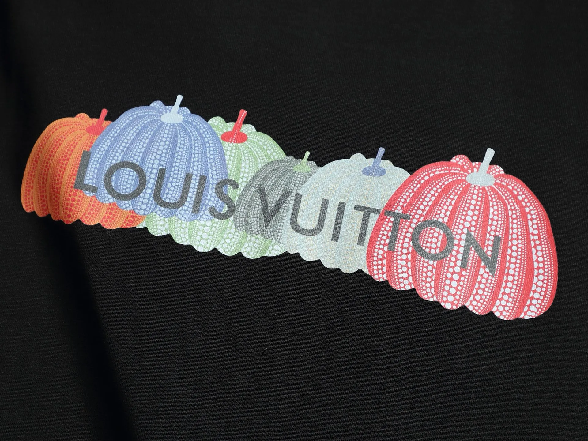 🅿️170 LV 25ss spring and summer printed short T series -1v Yayoi Kusama series pumpkin 🎃 pattern round neck short-sleeved T-shirt. Made of 32-count double yarn pure cotton 240g, washed at high temperature, will not shrink or fade. Comfortable to the touch, super texture❤️ Back-stitched cuff design, yellow back-mark embellishment, and a full set of accessories. A must-have for trendy men and trendy women, the classic drop-shoulder slightly wide version is available exclusively from stock!         ⚠️Only make high quality products, reject junk goods!  -Color: White Black -Size: XS S M L -Crowd: Unisex